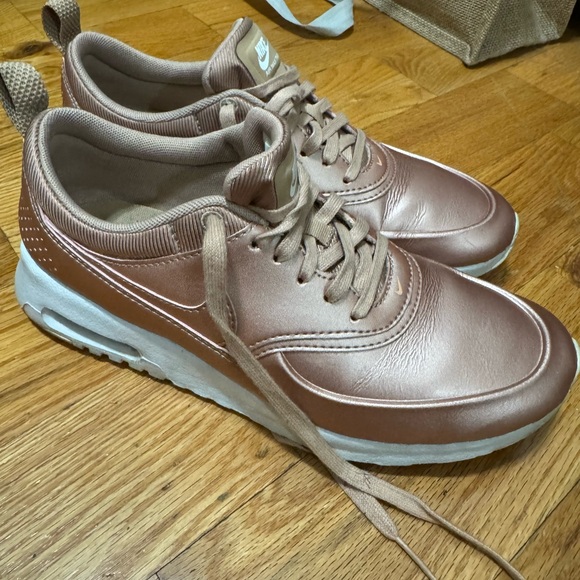 NIKE AIR MAX THEA - METALLIC ROSE GOLD - Picture 2 of 6